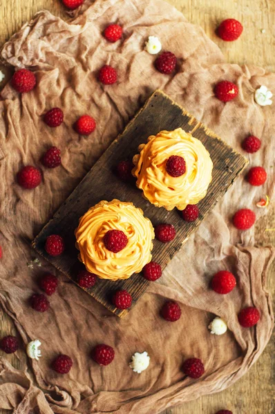 Cupcakes on wooden table. Homemade decorated muffins on the tab — Stock Photo, Image