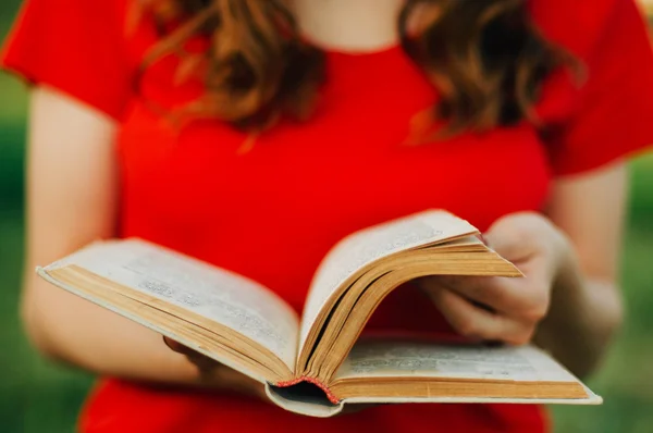 Подробности от женщины, читающей книгу. Close up of a woman holding a — стоковое фото