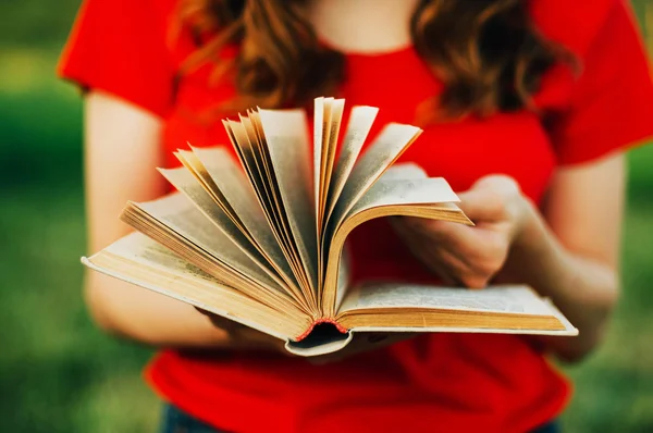 Detail from a woman reading a book. Closeup of a woman holding a — Stock Photo, Image