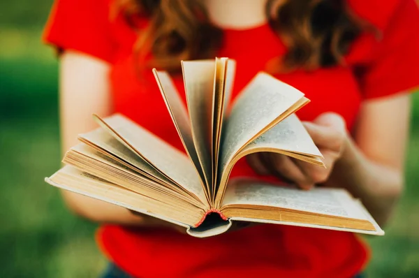 bir kadın bir kitap okuma detay. Tutan bir kadın closeup bir