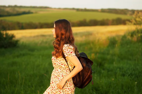 Женщина с рюкзаком в природе. Молодая красивая женщина портрет — стоковое фото