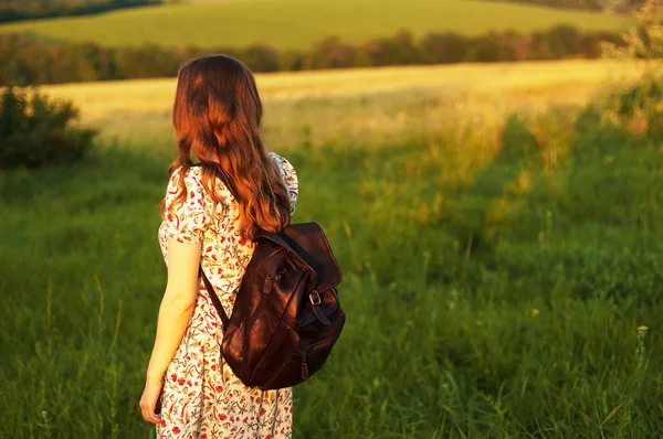 Woman with backpack in the nature. Young beautiful woman portrai — Stock Photo, Image