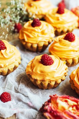  cupcakes ahşap masa üzerinde. Sekmesinde dekore edilmiş ev yapımı kek