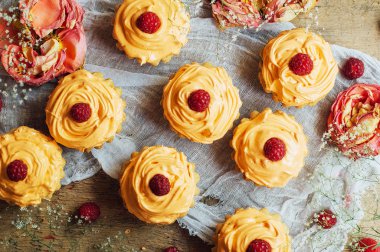  cupcakes ahşap masa üzerinde. Sekmesinde dekore edilmiş ev yapımı kek