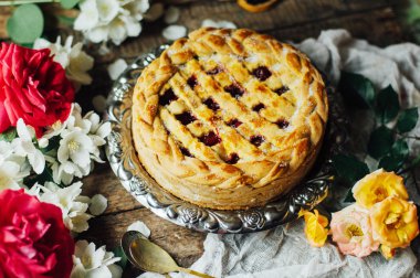 Ev yapımı kiraz ve çilek pasta rustik arka plan üzerinde. Delici