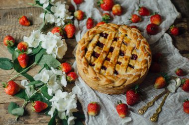 Ev yapımı kiraz ve çilek pasta rustik arka plan üzerinde. Delici