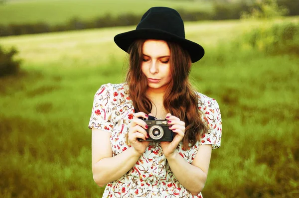 Женщина с ретро фотоаппаратом с рыжими волосами. Портрет женщины с — стоковое фото