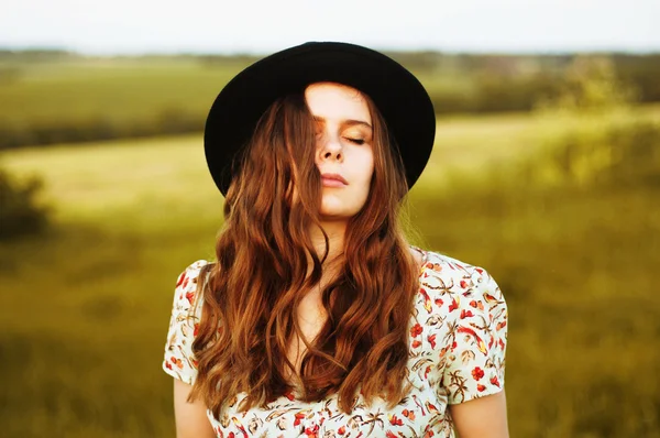 Young woman stay is burned field. Woman stands facing the camera — 图库照片