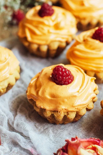 Cupcakes på träbord. Hemlagade inredda muffins på fliken — Stockfoto