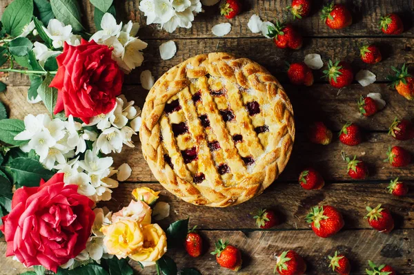 Tarta casera de cereza y fresa sobre fondo rústico. Delici. — Foto de Stock