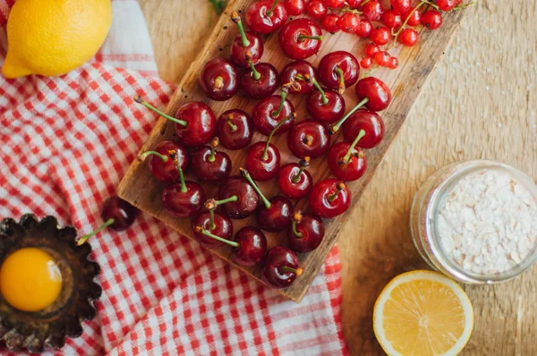 Cerises rouges fraîches sur une table rustique en bois. Cerises mûres i o — Photo