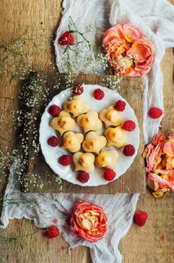 Ev yapımı kurabiye şenlikli bir gün için hazır. Ev yapımı kurabiye