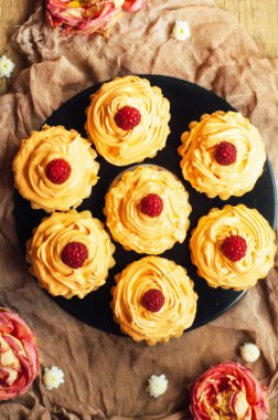  cupcakes ahşap masa üzerinde. Sekmesinde dekore edilmiş ev yapımı kek