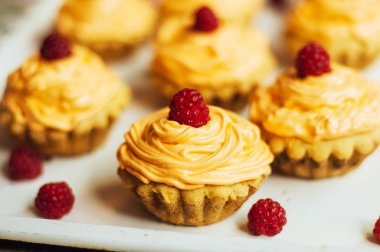  cupcakes ahşap masa üzerinde. Sekmesinde dekore edilmiş ev yapımı kek