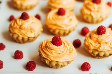  cupcakes ahşap masa üzerinde. Sekmesinde dekore edilmiş ev yapımı kek