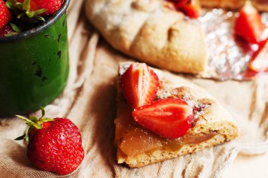 Çilekli tart, çilekli kek, çilek reçeli. h hizmet