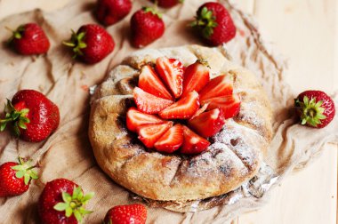 Çilekli tart, çilekli kek, çilek reçeli. h hizmet