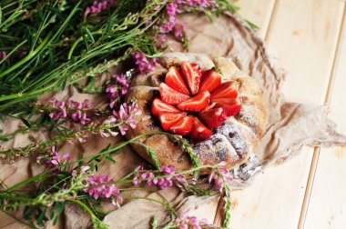 Çilekli tart, çilekli kek, çilek reçeli. h hizmet