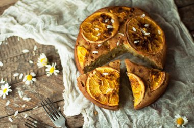 Portakal çeşnisi, süt, tereyağı, yumurta ile lezzetli taze ev yapımı pasta
