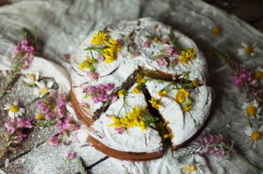 Portakal çeşnisi, süt, tereyağı, yumurta ile lezzetli taze ev yapımı pasta