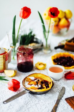 Kırmızı vişne reçelli krep yığını. Withcherry reçel krep. 