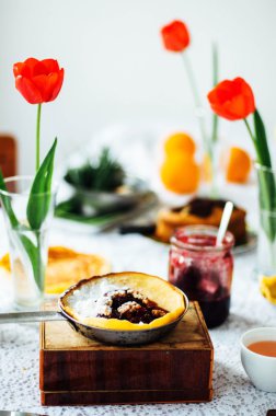 Kırmızı vişne reçelli krep yığını. Withcherry reçel krep. 