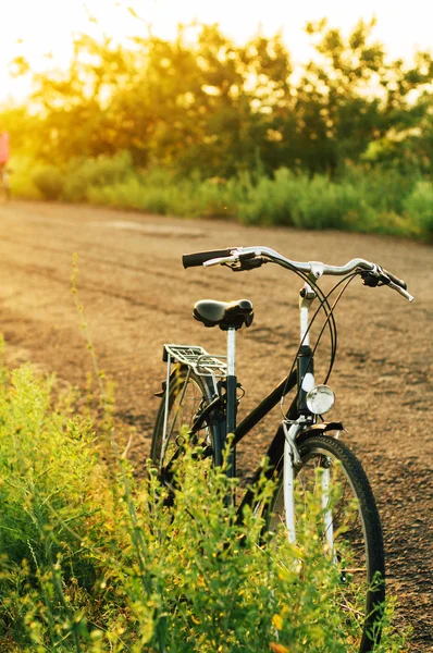 Bicicleta de engrenagem fixa em reflexão estacionada na estrada. Bicicleta vintage . — Fotografia de Stock