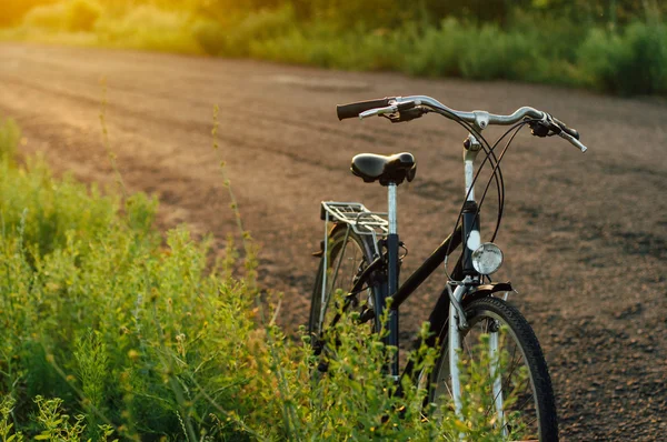 Sabit vites bisiklet yansıması yola park etmiş. Vintage Bisiklet. — Stok fotoğraf