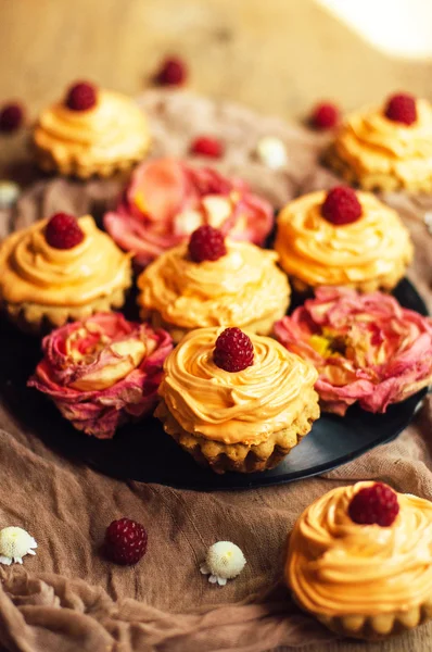 Cupcakes på träbord. Hemlagade inredda muffins på fliken — Stockfoto