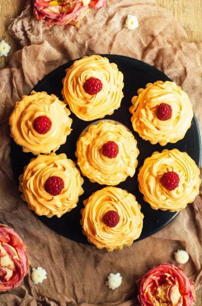 Cupcakes på träbord. Hemlagade inredda muffins på fliken — Stockfoto