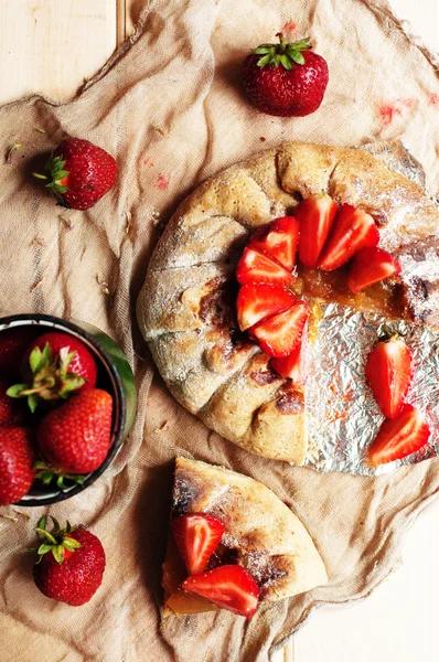 Tårta, strawberry jordgubbsmousse, strawberry jam. som serverar h — Stockfoto