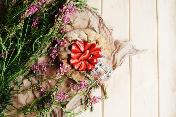 Strawberry tart, strawberry shortcake, strawberry jam. serving h — Stock Photo, Image