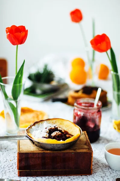 Kırmızı vişne reçelli krep yığını. Withcherry reçel krep. 