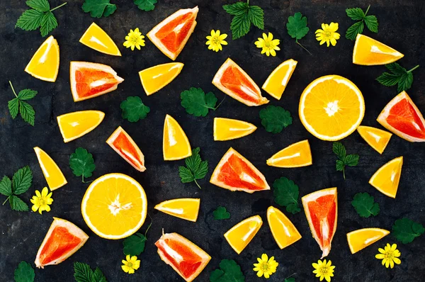 Smíšené slavnostní barevné tropické a citrusové plody nakrájené nad bla — Stock fotografie