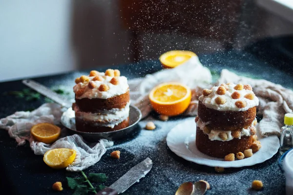 Ahududu kek. Raspberr ile kaplı bir kek closeup