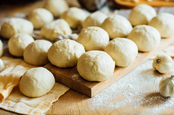 Förbereda bullar bröd. Rustik stil. Ingredienser till hemgjord br — Stockfoto