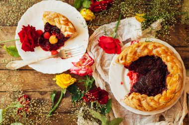 Taze çilek ile tart. Ev yapımı tart meyveleri ile dekore edilmiştir. Gıda: Kızılcık ve ters ahududu kek aşağı. zeytinyağı ile bir çok doğal ve kolay pasta ve karamelize ahududu ile tepesinde
