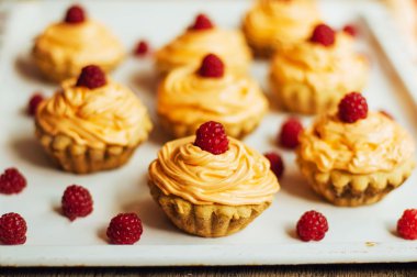  cupcakes ahşap masa üzerinde. Sekmesinde dekore edilmiş ev yapımı kek