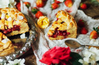 Ev yapımı kiraz ve çilek pasta rustik arka plan üzerinde. Delici