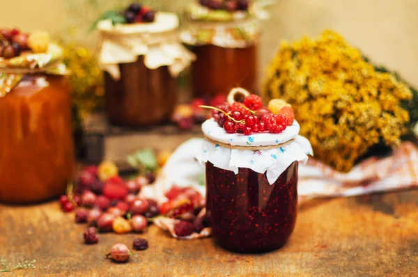 Fosses à fraises maison. dessert fait de moût et de farine placé à l'intérieur de petits pots. Confiture de framboise maison prête pour le stockage. pot rempli de confiture d'abricot maison — Photo