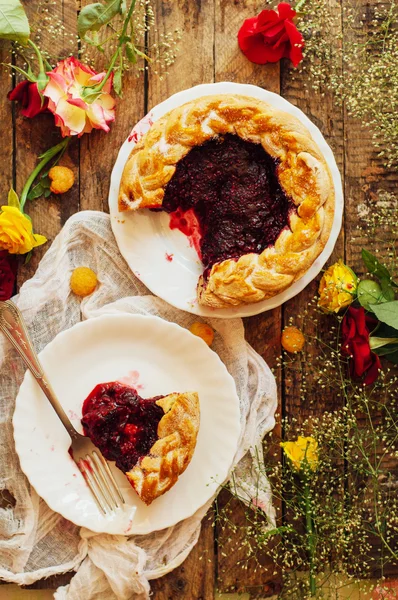 Tarta z świeże jagody. W domu tarta ozdobione jagody. Jedzenie: Żurawina i maliny do góry nogami w dół ciasta. bardzo naturalne i łatwe ciasto z oliwą i posypane karmelizowanym maliny — Zdjęcie stockowe