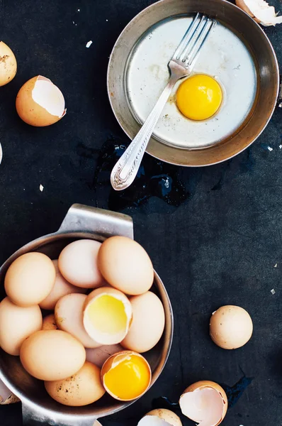 Baking background with raw eggs, Farm fresh chicken eggs in a ba — Stock Photo, Image