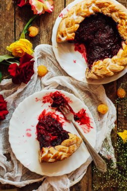 Ev yapımı ahududu kek pişirme. Kadın bir pasta hamuru haddeleme