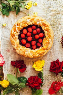 Ev yapımı ahududu kek pişirme. Kadın bir pasta hamuru haddeleme