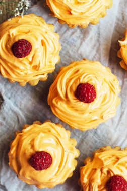  cupcakes ahşap masa üzerinde. Sekmesinde dekore edilmiş ev yapımı kek