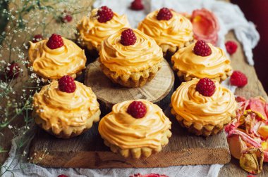  cupcakes ahşap masa üzerinde. Sekmesinde dekore edilmiş ev yapımı kek