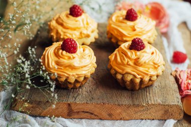  cupcakes ahşap masa üzerinde. Sekmesinde dekore edilmiş ev yapımı kek