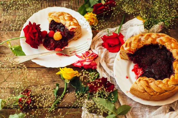 Tårta med färska bär. Hemgjord tårta dekorerad med bär. Mat: Tranbär och hallon upp och ner kaka. en mycket naturlig och enkel tårta med olivolja och toppad med karamelliserad hallon — Stockfoto