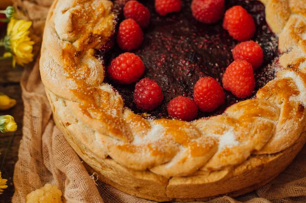 신선한 딸기와 타트. 수 제 타르트 열매 장식. 음식: 적갈색 그리고 케이크 아래로 거꾸로 라즈베리입니다. 올리브 기름으로 매우 자연스럽 고 쉬운 케이크와 캐 러 멜된 라스베리와 — 스톡 사진