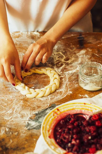 Hausgemachter Himbeerkuchen kochen. Frau rollt Kuchenteig — Stockfoto